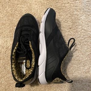 Black and leopard women’s walking shoe